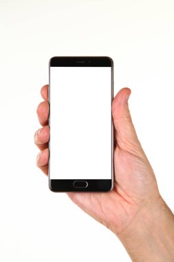 İnsan eli, avucunda boş bir krom ekran olan modern bir akıllı telefonu tutar. Teknoloji ve reklam kavramı. Ayrıntılı yakın çekim stüdyo çekimi soyut beyaz arka planda izole
