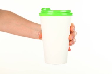 İnsan eli plastik kapaklı boş bir kahve fincanı tutar. Tek kullanımlık fincana çay ya da kahve konsepti. Metin veya logo için yeri ve yeri kopyala. Beyaz bir arkaplanda izole edilmiş
