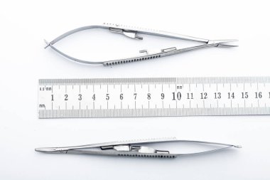 Çelik cerrahi aletler ve laboratuvar ekipmanları beyaz arka planda izole edilmiş. Profesyonel klinik aletleri. Tıbbi, cerrahi, ambulans ve veteriner konsepti. Yumuşak seçici odaklı yakın plan