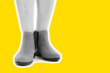 Bayan giysi ayakkabısı. Uzun ince dişinin bacakları düşük deri ayakkabı giyer. Fotokopi alanı olan moda modeli. Klasik ve günlük kıyafet konsepti. Ayrıntılı yakın çekim stüdyo çekimi. Dergi tarzı moda kolajı