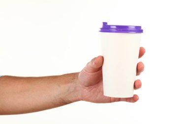 İnsan eli plastik kapaklı boş bir kahve fincanı tutar. Tek kullanımlık fincana çay ya da kahve konsepti. Metin veya logo için yeri ve yeri kopyala. Beyaz bir arkaplanda izole edilmiş