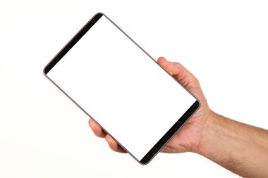 İnsan eli, avucunda boş bir krom ekran olan modern bir akıllı telefonu tutar. Teknoloji ve reklam kavramı. Ayrıntılı yakın çekim stüdyo çekimi soyut beyaz arka planda izole