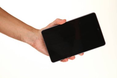 İnsan eli, avucunda boş bir krom ekran olan modern bir akıllı telefonu tutar. Teknoloji ve reklam kavramı. Ayrıntılı yakın çekim stüdyo çekimi soyut beyaz arka planda izole