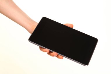 İnsan eli, avucunda boş bir krom ekran olan modern bir akıllı telefonu tutar. Teknoloji ve reklam kavramı. Ayrıntılı yakın çekim stüdyo çekimi soyut beyaz arka planda izole