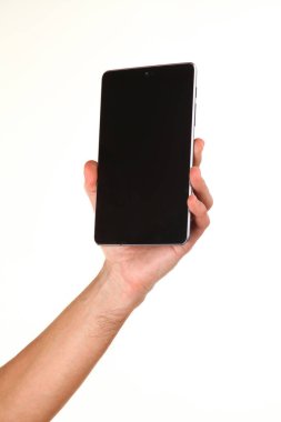 İnsan eli, avucunda boş bir krom ekran olan modern bir akıllı telefonu tutar. Teknoloji ve reklam kavramı. Ayrıntılı yakın çekim stüdyo çekimi soyut beyaz arka planda izole