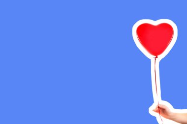 Kadın eli kırmızı kauçuk, şişme kalp şeklinde balon tutuyor. Aşk, ilişki, sevgililer günü ve doğum günü kutlaması konsepti. Boş kopya alanı olan dergi tarzı moda kolajı