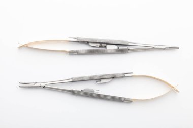 Çelik cerrahi aletler ve laboratuvar ekipmanları beyaz arka planda izole edilmiş. Profesyonel klinik aletleri. Tıbbi, cerrahi, ambulans ve veteriner konsepti. Yumuşak seçici odaklı yakın plan