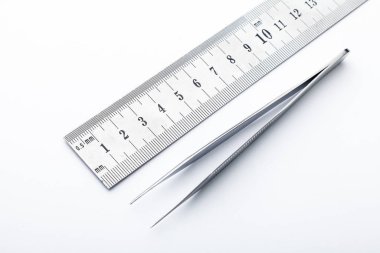 Çelik cerrahi aletler ve laboratuvar ekipmanları beyaz arka planda izole edilmiş. Profesyonel klinik aletleri. Tıbbi, cerrahi, ambulans ve veteriner konsepti. Yumuşak seçici odaklı yakın plan