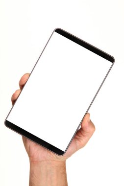 İnsan eli, avucunda boş bir krom ekran olan modern bir akıllı telefonu tutar. Teknoloji ve reklam kavramı. Ayrıntılı yakın çekim stüdyo çekimi soyut beyaz arka planda izole