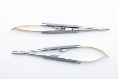 Çelik cerrahi aletler ve laboratuvar ekipmanları beyaz arka planda izole edilmiş. Profesyonel klinik aletleri. Tıbbi, cerrahi, ambulans ve veteriner konsepti. Yumuşak seçici odaklı yakın plan