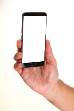 İnsan eli, avucunda boş bir krom ekran olan modern bir akıllı telefonu tutar. Teknoloji ve reklam kavramı. Ayrıntılı yakın çekim stüdyo çekimi soyut beyaz arka planda izole