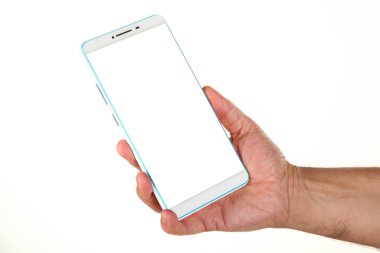 İnsan eli, avucunda boş bir krom ekran olan modern bir akıllı telefonu tutar. Teknoloji ve reklam kavramı. Ayrıntılı yakın çekim stüdyo çekimi soyut beyaz arka planda izole