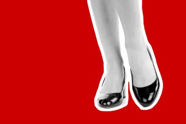 Bayan giysi ayakkabısı. Uzun ince kadın bacakları yüksek topuklu ayakkabı giyer. Fotokopi alanı olan moda modeli. Klasik ve günlük kıyafet konsepti. Ayrıntılı yakın çekim stüdyo çekimi. Dergi tarzı moda kolajı