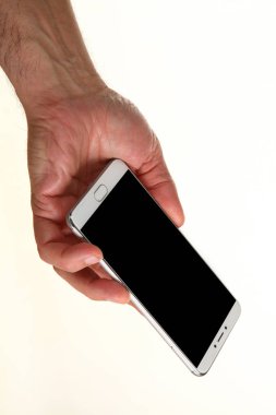 İnsan eli, avucunda boş bir krom ekran olan modern bir akıllı telefonu tutar. Teknoloji ve reklam kavramı. Ayrıntılı yakın çekim stüdyo çekimi soyut beyaz arka planda izole