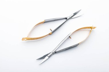 Çelik cerrahi aletler ve laboratuvar ekipmanları beyaz arka planda izole edilmiş. Profesyonel klinik aletleri. Tıbbi, cerrahi, ambulans ve veteriner konsepti. Yumuşak seçici odaklı yakın plan