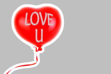 Kırmızı lastik şişme kalp şeklinde balon. Aşk, ilişki, sevgililer günü ve doğum günü kutlaması konsepti. Boş kopya alanı olan dergi tarzı moda kolajı