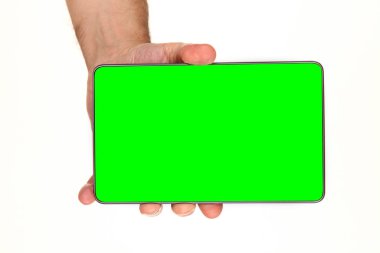 İnsan eli, avucunda boş bir krom ekran olan modern bir akıllı telefonu tutar. Teknoloji ve reklam kavramı. Ayrıntılı yakın çekim stüdyo çekimi soyut beyaz arka planda izole