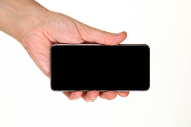 İnsan eli, avucunda boş bir krom ekran olan modern bir akıllı telefonu tutar. Teknoloji ve reklam kavramı. Ayrıntılı yakın çekim stüdyo çekimi soyut beyaz arka planda izole
