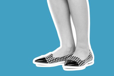 Bayan giysi ayakkabısı. Düşük deri ayakkabılar giyen uzun ince kadın bacakları. Fotokopi alanı olan moda modeli. Klasik ve günlük kıyafet konsepti. Detaylı yakın çekim stüdyo çekimi Magazin tarzı moda kolajı