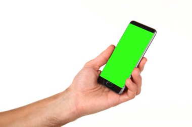 İnsan eli, avucunda boş bir krom ekran olan modern bir akıllı telefonu tutar. Teknoloji ve reklam kavramı. Ayrıntılı yakın çekim stüdyo çekimi soyut beyaz arka planda izole