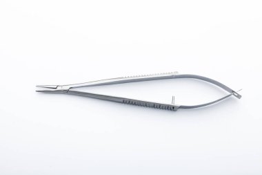 Çelik cerrahi aletler ve laboratuvar ekipmanları beyaz arka planda izole edilmiş. Profesyonel klinik aletleri. Tıbbi, cerrahi, ambulans ve veteriner konsepti. Yumuşak seçici odaklı yakın plan