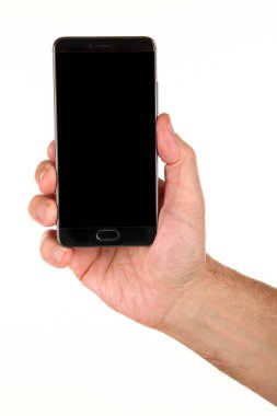 İnsan eli, avucunda boş bir krom ekran olan modern bir akıllı telefonu tutar. Teknoloji ve reklam kavramı. Ayrıntılı yakın çekim stüdyo çekimi soyut beyaz arka planda izole