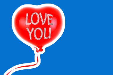 Kırmızı lastik şişme kalp şeklinde balon. Aşk, ilişki, sevgililer günü ve doğum günü kutlaması konsepti. Boş kopya alanı olan dergi tarzı moda kolajı