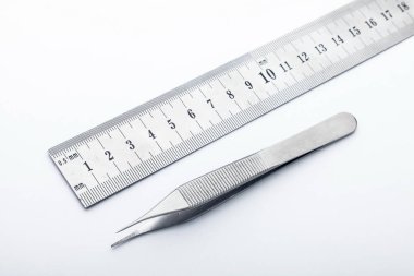 Çelik cerrahi aletler ve laboratuvar ekipmanları beyaz arka planda izole edilmiş. Profesyonel klinik aletleri. Tıbbi, cerrahi, ambulans ve veteriner konsepti. Yumuşak seçici odaklı yakın plan