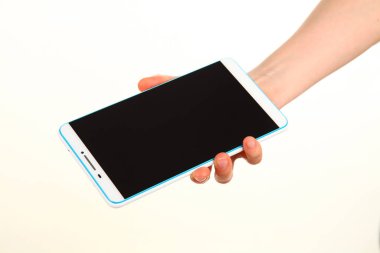 İnsan eli, avucunda boş bir krom ekran olan modern bir akıllı telefonu tutar. Teknoloji ve reklam kavramı. Ayrıntılı yakın çekim stüdyo çekimi soyut beyaz arka planda izole