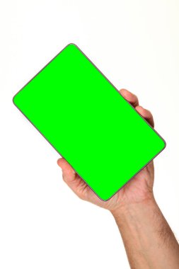 İnsan eli, avucunda boş bir krom ekran olan modern bir akıllı telefonu tutar. Teknoloji ve reklam kavramı. Ayrıntılı yakın çekim stüdyo çekimi soyut beyaz arka planda izole