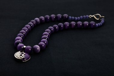 Güzel ve zarif el yapımı mücevher kolye ve renkli parlak boncuklar. Moda ve el işi aksesuarları. Soyut bulanık arkaplan üzerine yumuşak seçici odak ile sanat yakın plan