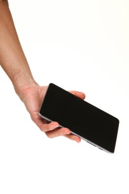 İnsan eli, avucunda boş bir krom ekran olan modern bir akıllı telefonu tutar. Teknoloji ve reklam kavramı. Ayrıntılı yakın çekim stüdyo çekimi soyut beyaz arka planda izole