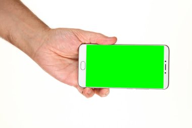 İnsan eli, avucunda boş bir krom ekran olan modern bir akıllı telefonu tutar. Teknoloji ve reklam kavramı. Ayrıntılı yakın çekim stüdyo çekimi soyut beyaz arka planda izole