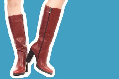 Bayan giysi ayakkabısı. Uzun ince dişinin bacakları yüksek topuklu uzun çizmeler giyer. Fotokopi alanı olan moda modeli. Klasik ve günlük kıyafet konsepti. Ayrıntılı yakın çekim stüdyo çekimi. Dergi tarzı moda kolajı