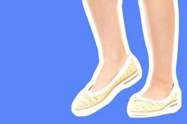 Bayan giysi ayakkabısı. Düşük deri ayakkabılar giyen uzun ince kadın bacağı. Fotokopi alanı olan moda modeli. Klasik ve günlük kıyafet konsepti. Ayrıntılı yakın çekim stüdyo çekimi. Dergi tarzı moda kolajı