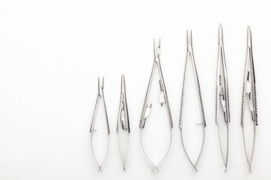 Çelik cerrahi aletler ve laboratuvar ekipmanları beyaz arka planda izole edilmiş. Profesyonel klinik aletleri. Tıbbi, cerrahi, ambulans ve veteriner konsepti. Yumuşak seçici odaklı yakın plan