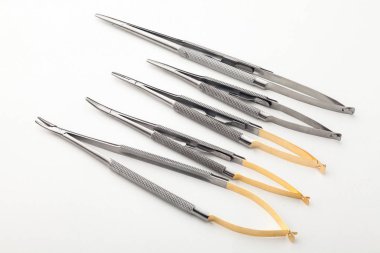 Çelik cerrahi aletler ve laboratuvar ekipmanları beyaz arka planda izole edilmiş. Profesyonel klinik aletleri. Tıbbi, cerrahi, ambulans ve veteriner konsepti. Yumuşak seçici odaklı yakın plan