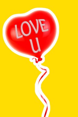 Kırmızı lastik şişme kalp şeklinde balon. Aşk, ilişki, sevgililer günü ve doğum günü kutlaması konsepti. Boş kopya alanı olan dergi tarzı moda kolajı