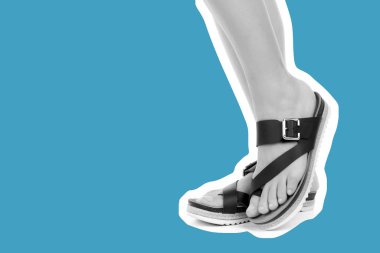 Bayan giysi ayakkabısı. Deri sandalet giyen uzun ince kadın bacakları. Fotokopi alanı olan moda modeli. Klasik ve günlük kıyafet konsepti. Ayrıntılı yakın çekim stüdyo çekimi. Dergi tarzı moda kolajı