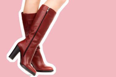 Bayan giysi ayakkabısı. Uzun ince dişinin bacakları yüksek topuklu uzun çizmeler giyer. Fotokopi alanı olan moda modeli. Klasik ve günlük kıyafet konsepti. Ayrıntılı yakın çekim stüdyo çekimi. Dergi tarzı moda kolajı