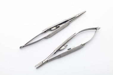 Çelik cerrahi aletler ve laboratuvar ekipmanları beyaz arka planda izole edilmiş. Profesyonel klinik aletleri. Tıbbi, cerrahi, ambulans ve veteriner konsepti. Yumuşak seçici odaklı yakın plan