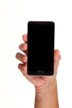 İnsan eli, avucunda boş bir krom ekran olan modern bir akıllı telefonu tutar. Teknoloji ve reklam kavramı. Ayrıntılı yakın çekim stüdyo çekimi soyut beyaz arka planda izole