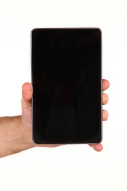 İnsan eli, avucunda boş bir krom ekran olan modern bir akıllı telefonu tutar. Teknoloji ve reklam kavramı. Ayrıntılı yakın çekim stüdyo çekimi soyut beyaz arka planda izole