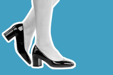 Bayan giysi ayakkabısı. Uzun ince kadın bacakları yüksek topuklu ayakkabı giyer. Fotokopi alanı olan moda modeli. Klasik ve günlük kıyafet konsepti. Ayrıntılı yakın çekim stüdyo çekimi. Dergi tarzı moda kolajı