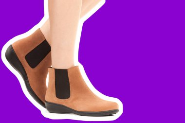 Bayan giysi ayakkabısı. Düşük deri ayakkabılar giyen uzun ince kadın bacağı. Fotokopi alanı olan moda modeli. Klasik ve günlük kıyafet konsepti. Ayrıntılı yakın çekim stüdyo çekimi. Dergi tarzı moda kolajı