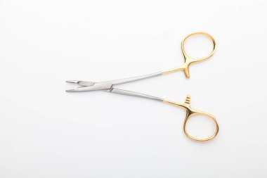 Çelik cerrahi aletler ve laboratuvar ekipmanları beyaz arka planda izole edilmiş. Profesyonel klinik aletleri. Tıbbi, cerrahi, ambulans ve veteriner konsepti. Yumuşak seçici odaklı yakın plan