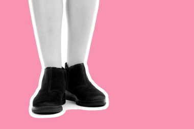 Bayan giysi ayakkabısı. Uzun ince dişinin bacakları düşük deri ayakkabı giyer. Fotokopi alanı olan moda modeli. Klasik ve günlük kıyafet konsepti. Ayrıntılı yakın çekim stüdyo çekimi. Dergi tarzı moda kolajı