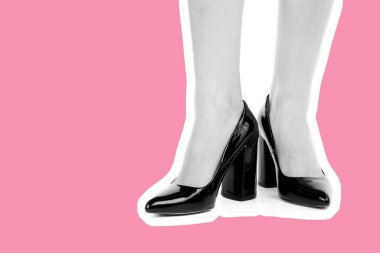 Bayan giysi ayakkabısı. Yüksek topuklu ayakkabı giyen uzun ince kadın bacakları. Fotokopi alanı olan moda modeli. Klasik ve günlük kıyafet konsepti. Ayrıntılı yakın çekim stüdyo çekimi. Dergi tarzı moda kolajı