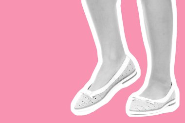Bayan giysi ayakkabısı. Düşük deri ayakkabılar giyen uzun ince kadın bacakları. Fotokopi alanı olan moda modeli. Klasik ve günlük kıyafet konsepti. Ayrıntılı yakın çekim stüdyo çekimi. Dergi tarzı moda kolajı