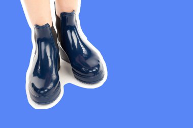 Bayan giysi ayakkabısı. Lastik çizme giyen uzun ince kadın bacakları. Fotokopi alanı olan moda modeli. Klasik ve günlük kıyafet konsepti. Detaylı yakın çekim stüdyo çekimi Magazin tarzı moda kolajı